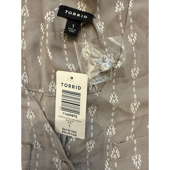 NWT Torrid Light Gray Blouse wi/ Arrow Pattern Size 1X 14-16 - Picture 5 of 7